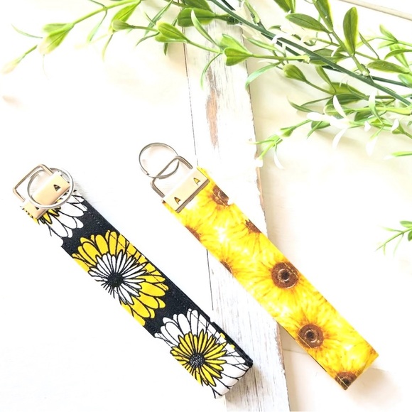 Two Floral Keychains - Picture 1 of 1